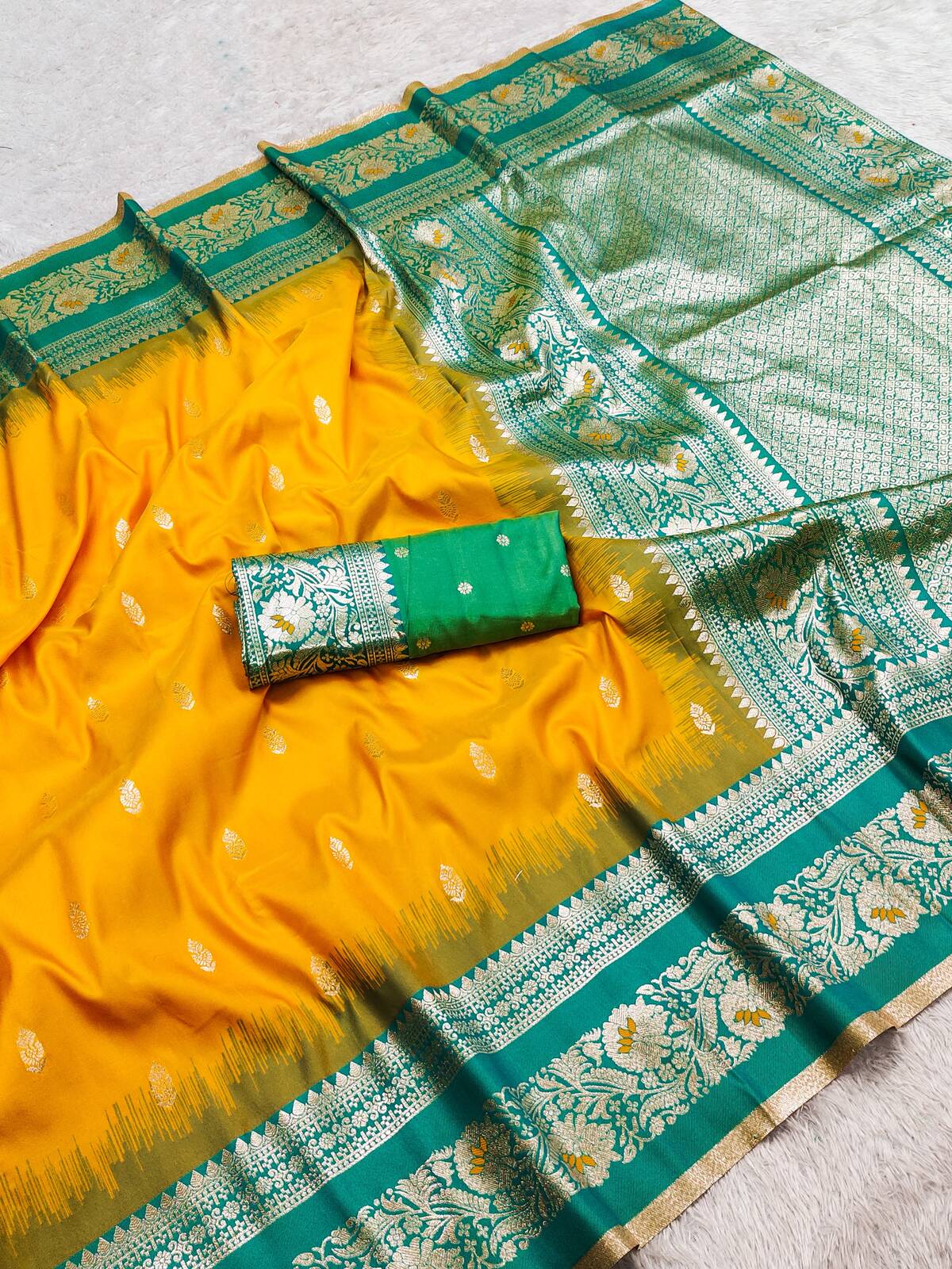 Resplendent Yellow Pure Banarasi Silk Saree With Piquant Blouse Piece