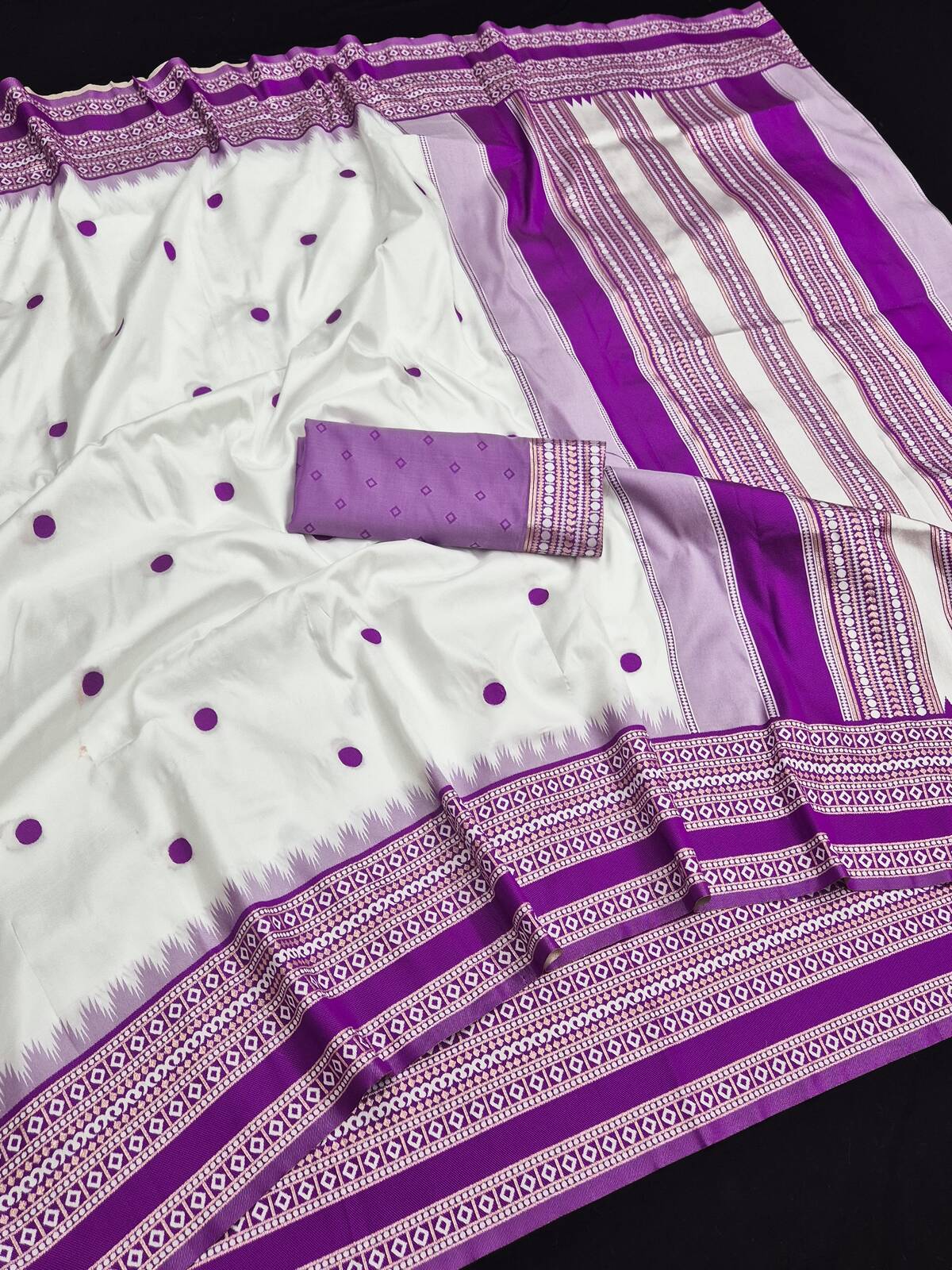 Allure Off White Pure Banarasi Silk Saree With Hypnotic Blouse Piece