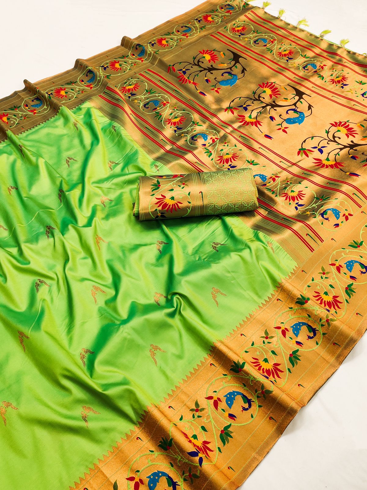 Deserving Parrot Paithani Silk Saree With Alluring Blouse Piece