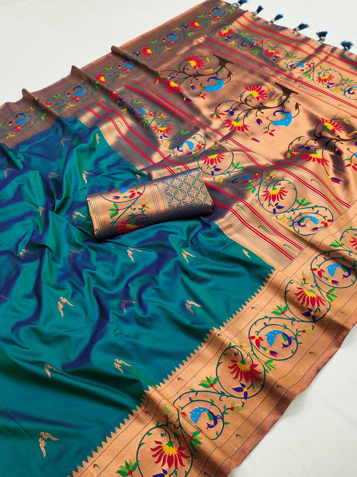 Elegant Rama Paithani Silk Saree With Unique Blouse Piece