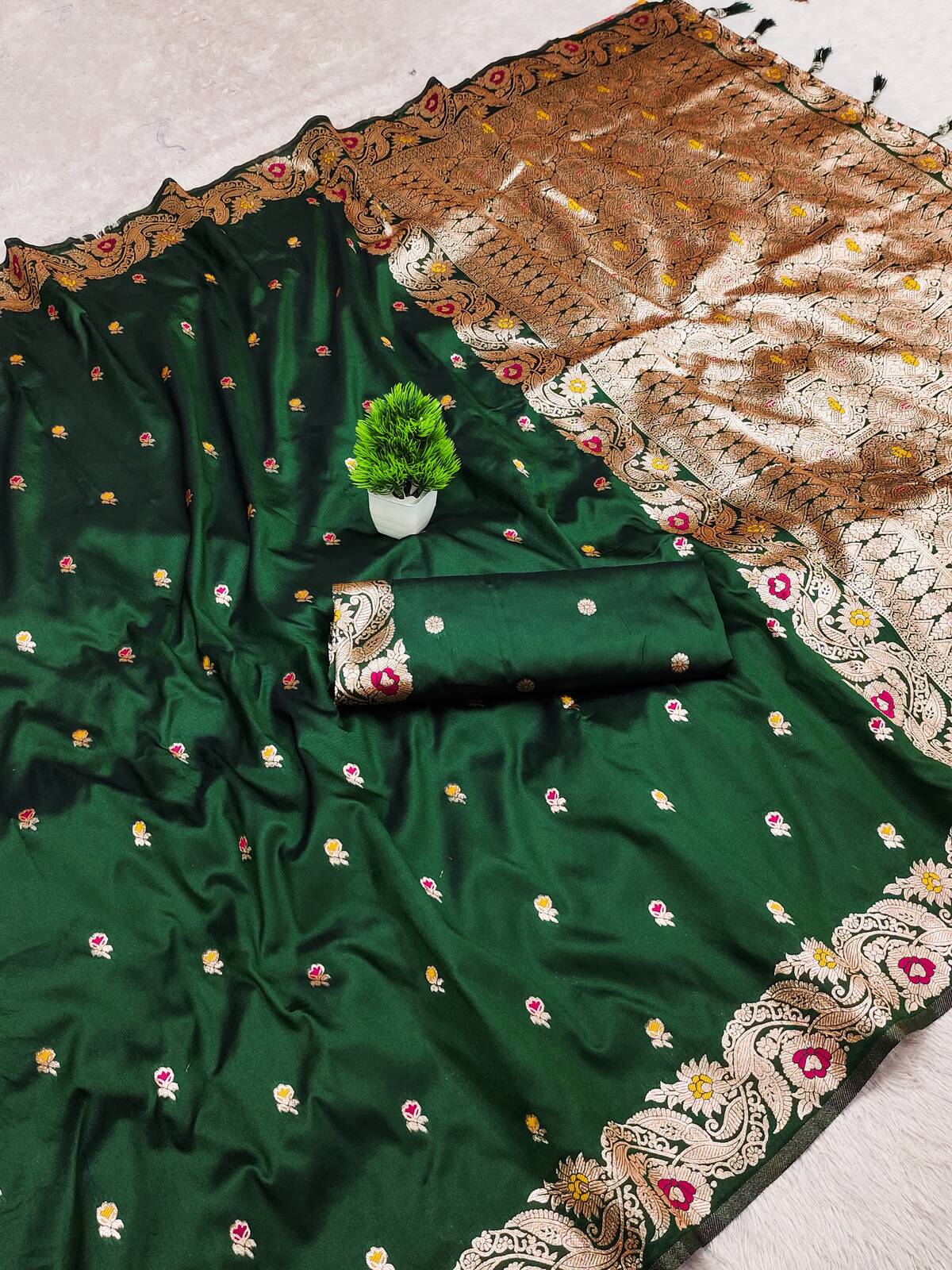 Felicitous Dark Green Pure Banarasi Silk Saree With Moiety Blouse Piece