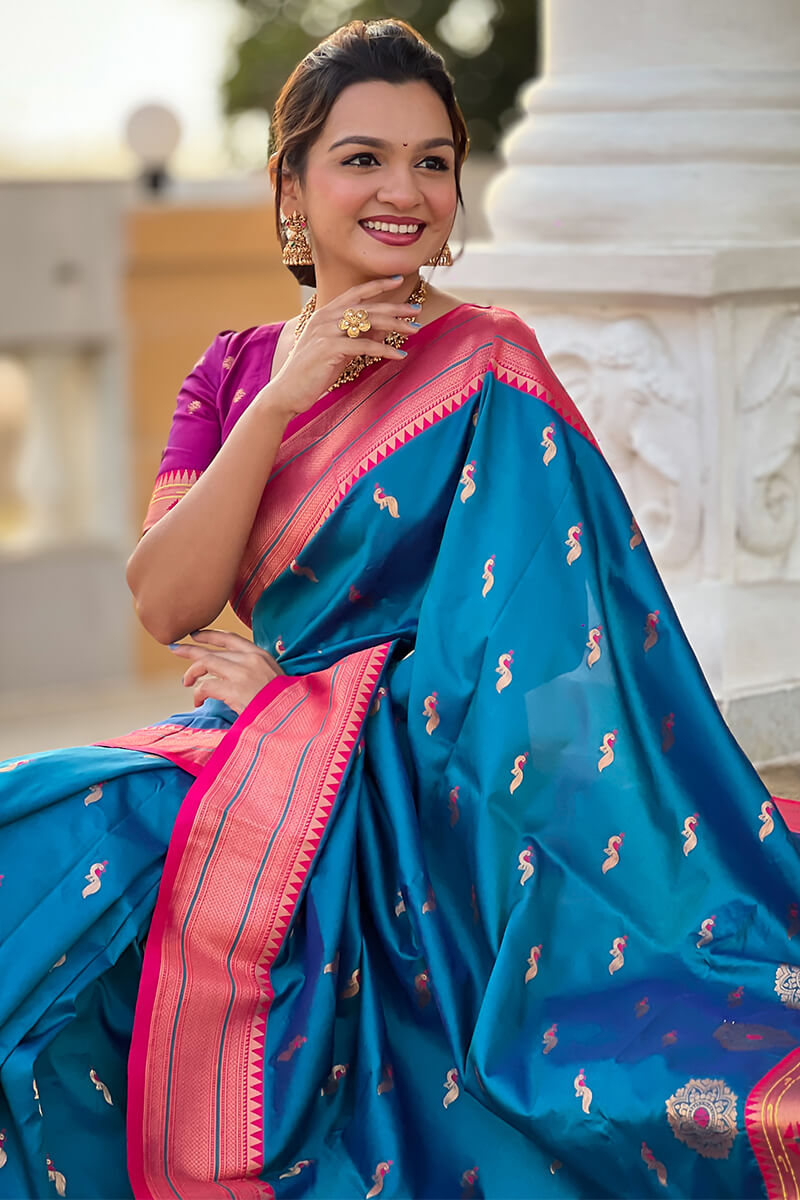 Beleaguer Rama Paithani Silk Saree With Conflate Blouse Piece