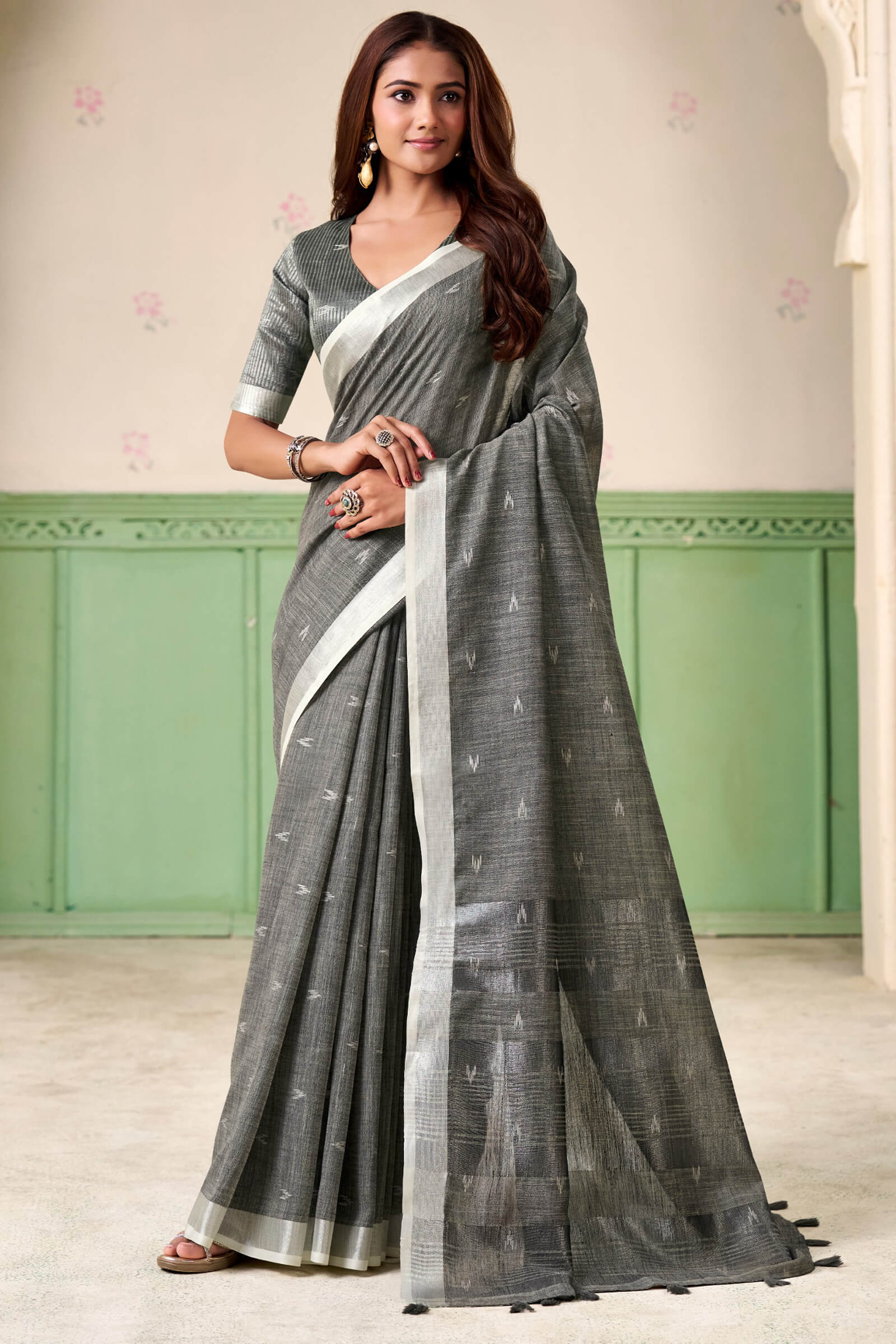 Invaluable Grey Cotton Silk Saree With Exuberant Blouse Piece