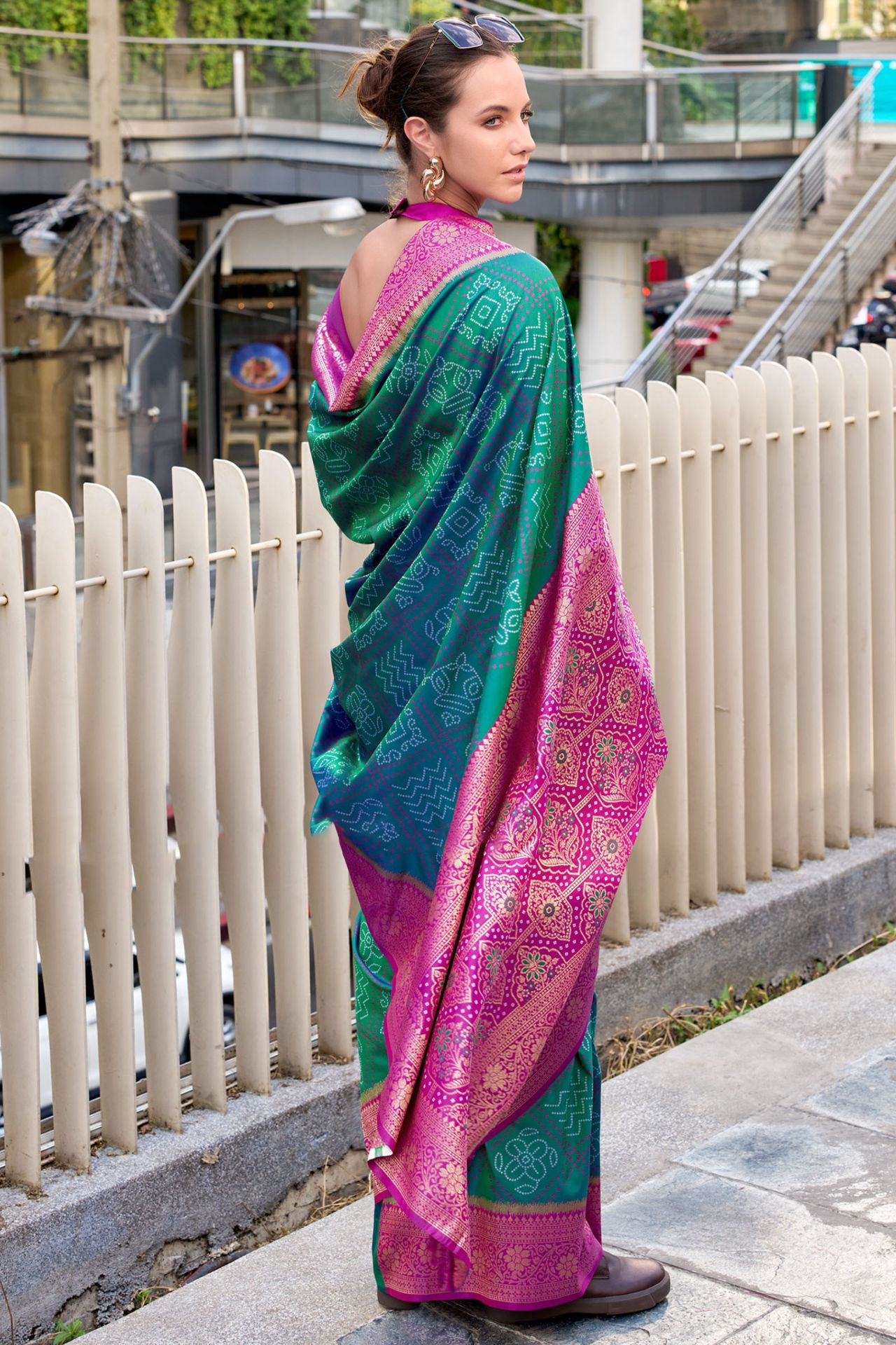Stunner Green Soft Banarasi Silk Saree With Gossamer Blouse Piece
