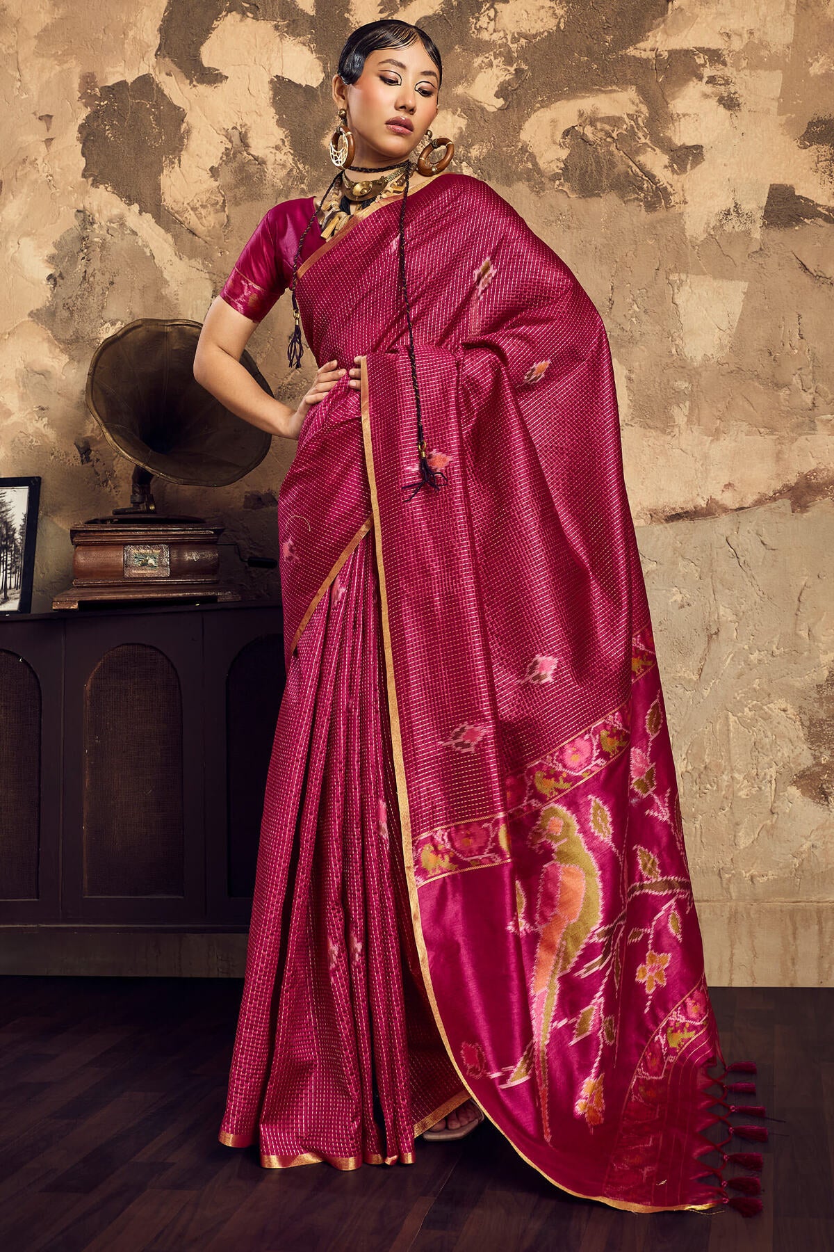 Staggering Wine Banarasi Handloom Silk Saree With Pleasurable Blouse Piece