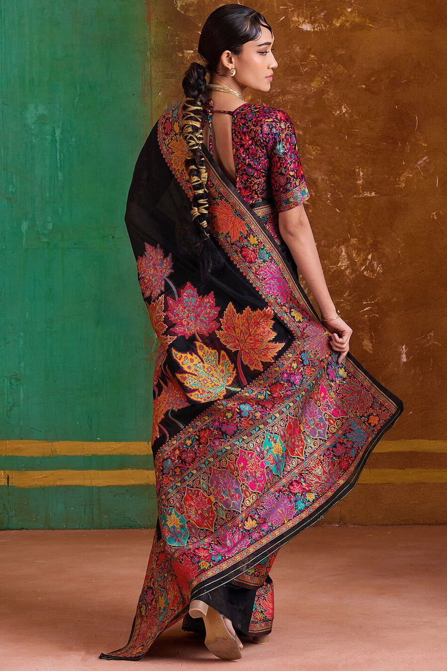 Stunner Black Pashmina Saree With Confounding Blouse Piece