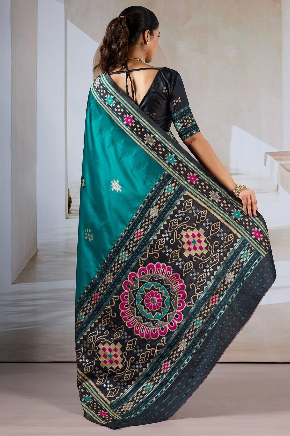 Artistic Rama Patola Silk Saree with Refreshing Blouse Piece