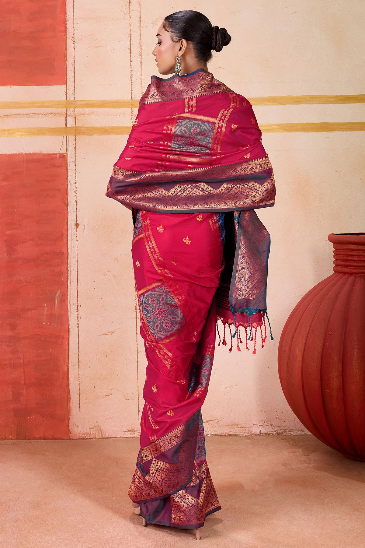 Sonorous Dark Pink Pure Zari Weaving Banarasi Silk Saree With Ephemeral Blouse Piece