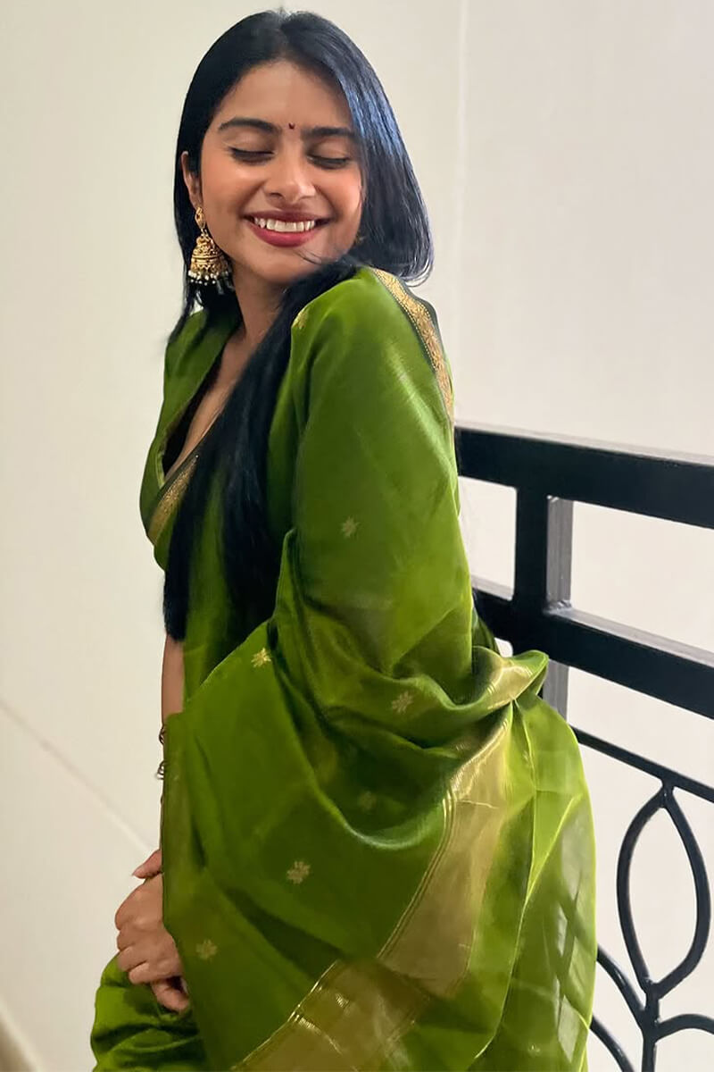 Enamoring Green Cotton Silk Saree With Snappy Blouse Piece