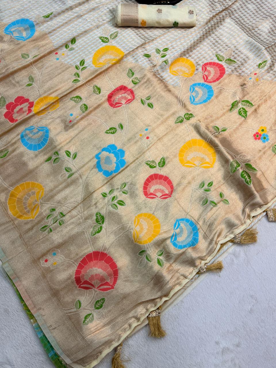 Stunner Off White Banarasi Khadi Silk Saree With Vibrant Blouse Piece