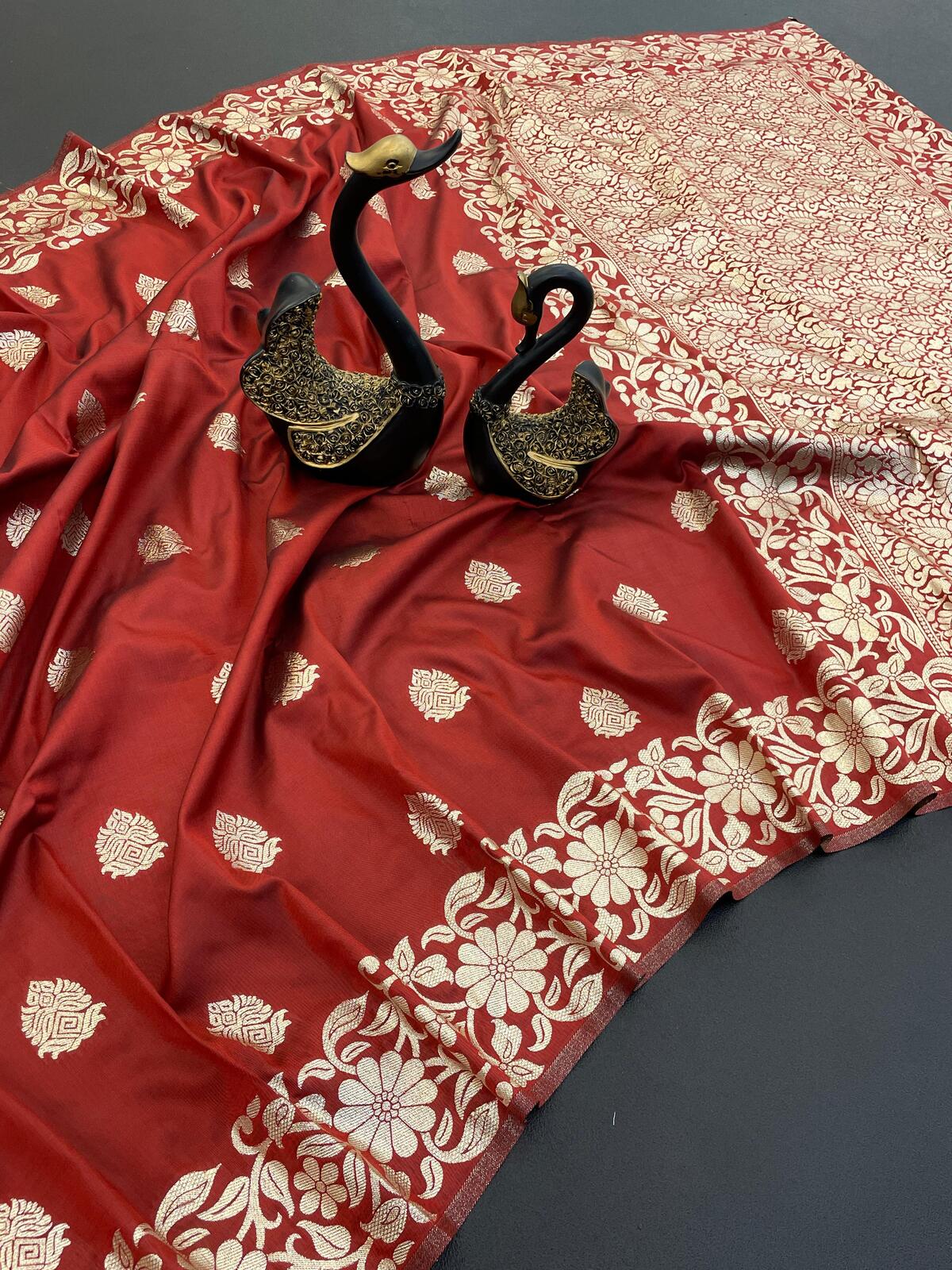 Gratifying Red Soft Banarasi Silk Saree With Admirable Blouse Piece