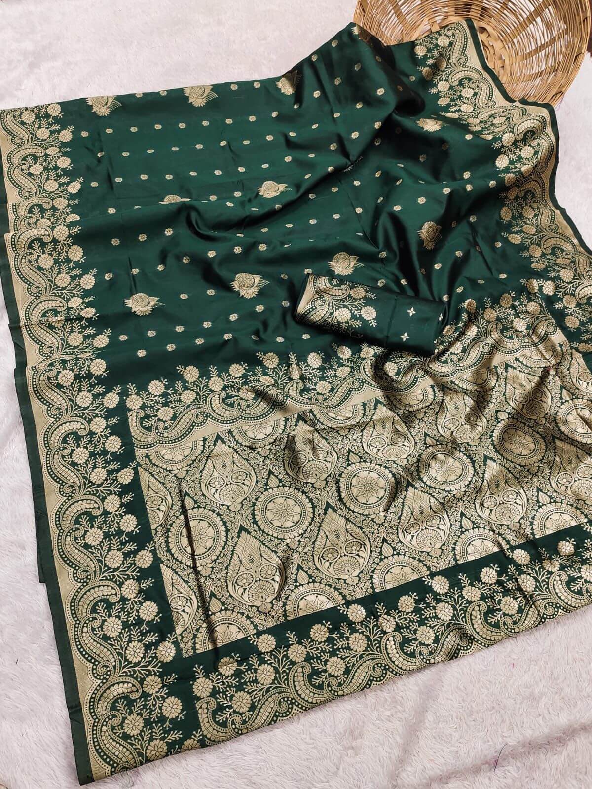 Mesmerising Dark Green Soft Silk Saree With Enthralling Blouse Piece
