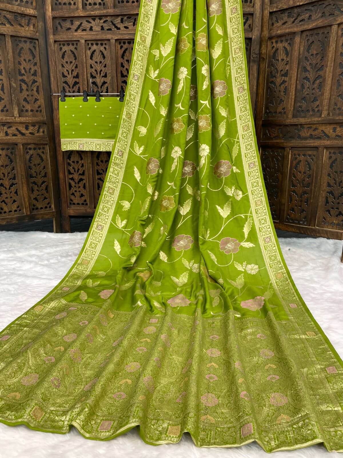 Effulgent Green Banarasi Dola Silk Saree With Nectarous Blouse Piece