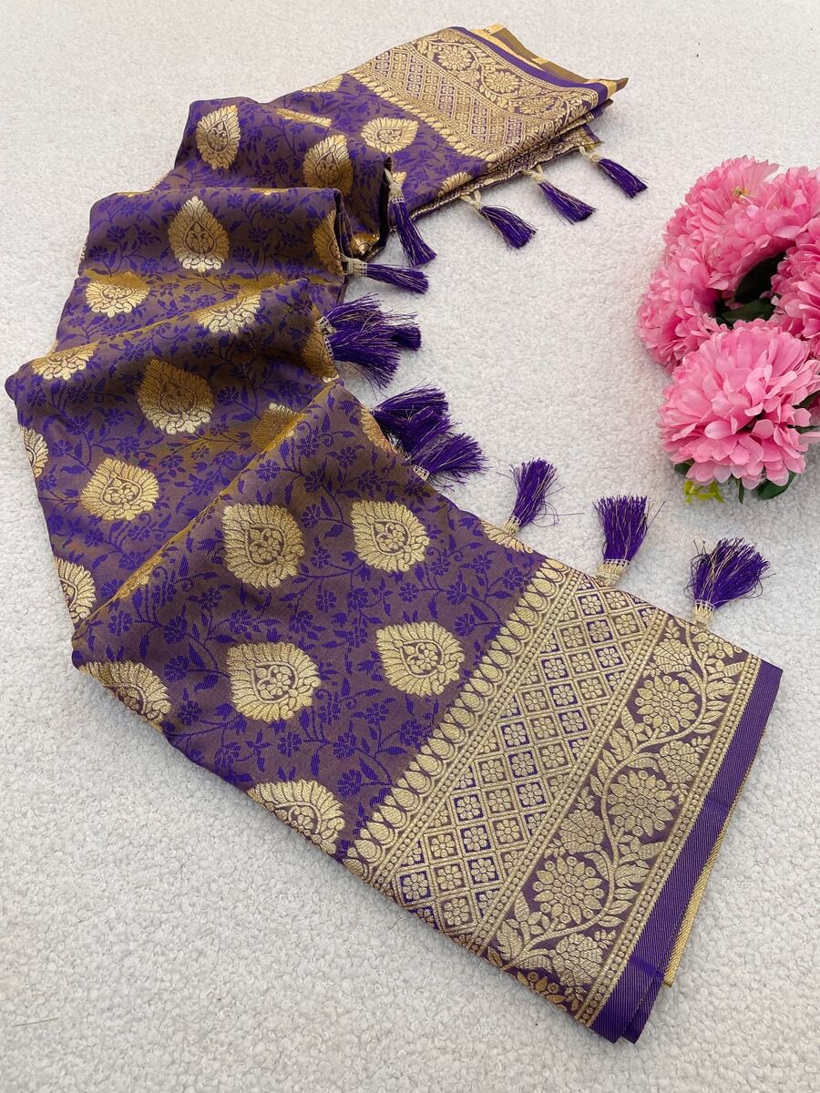 Deserving Lavender Pure Zari Weaving Banarasi Silk Saree With Efflorescence Blouse Piece