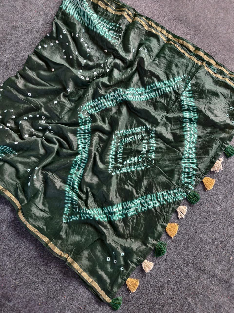 Rhapsody Dark Green Cotton Silk Bandhani Printed Saree With Engaging Blouse Piece