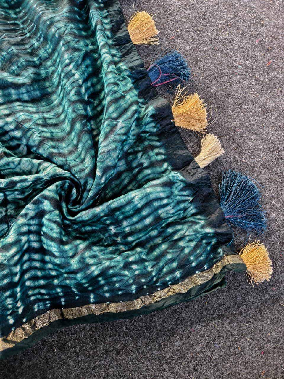 Twirling Grey Cotton Silk Bandhani Printed Saree With Amiable Blouse Piece