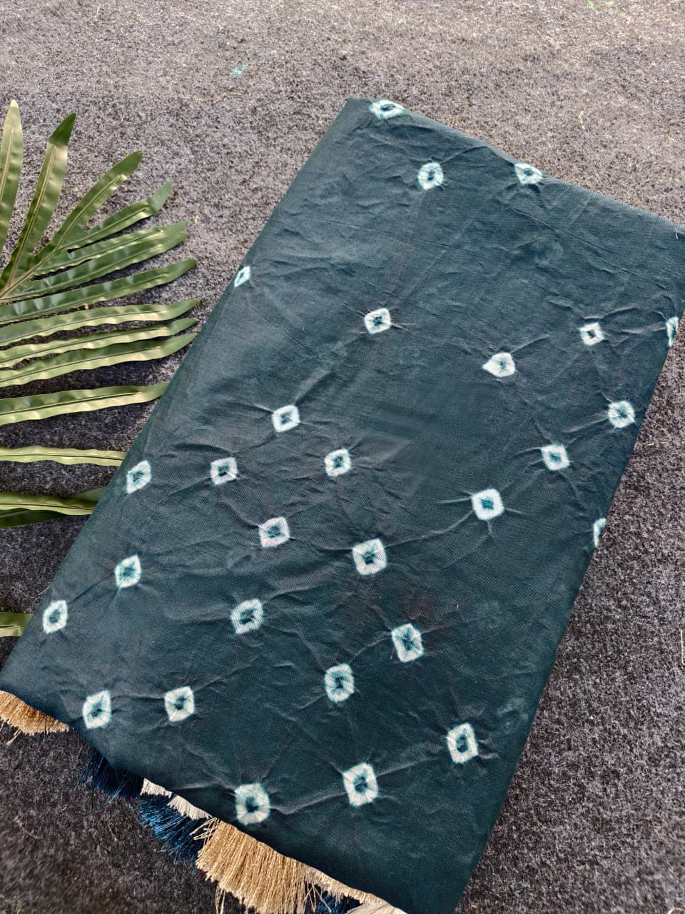 Twirling Grey Cotton Silk Bandhani Printed Saree With Amiable Blouse Piece