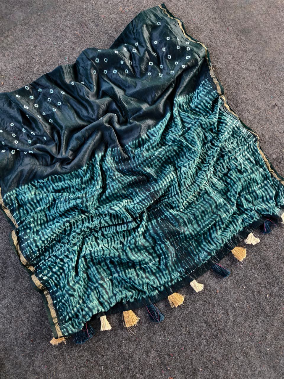 Twirling Grey Cotton Silk Bandhani Printed Saree With Amiable Blouse Piece