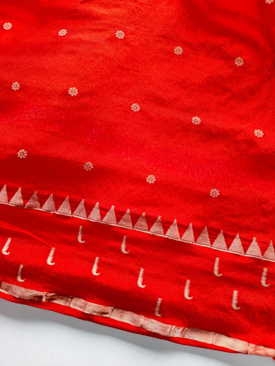 Enamoring Red Pure Viscose Banarasi Silk Saree With Girlish Blouse Piece