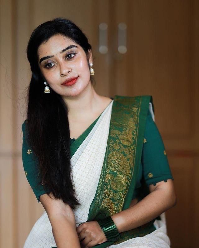 Beauteous Off White Soft Banarasi Silk Saree With Desirable Blouse Piece