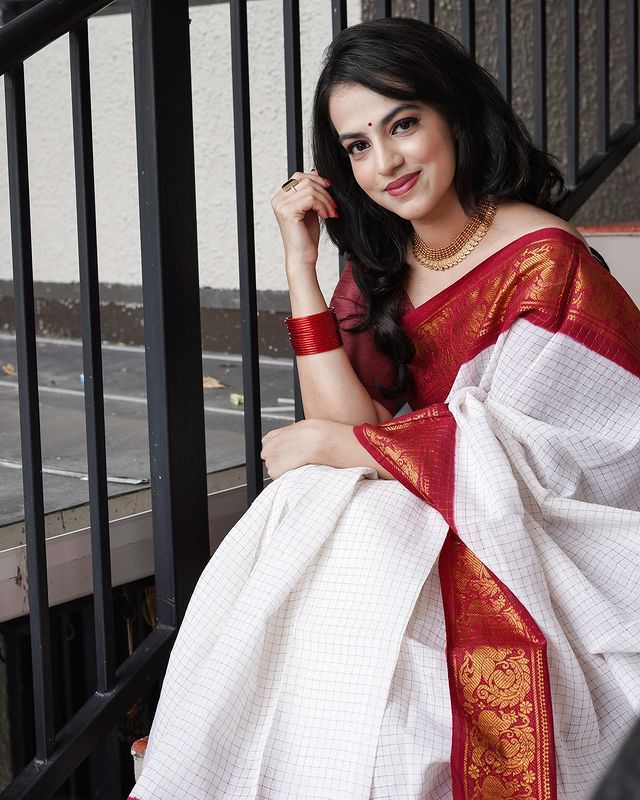 Designer Off White Soft Banarasi Silk Saree With Majesty Blouse Piece