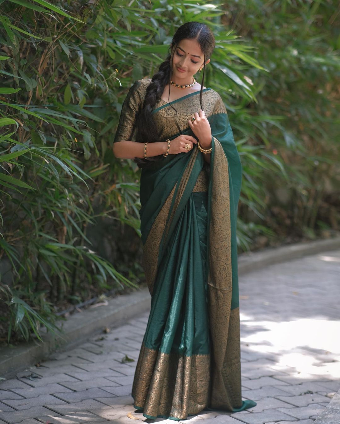 Phenomenal Dark Green Soft Silk Saree With Dazzling Blouse Piece