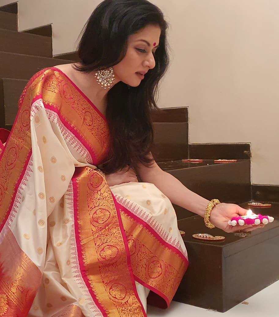 Marvellous Beige Soft Banarasi Silk Saree With Unique Blouse Piece