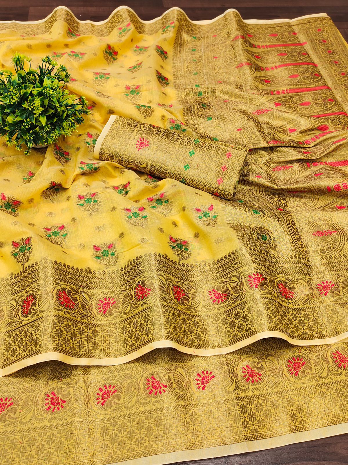 Conflate Yellow Linen Silk Saree With Sizzling Blouse Piece