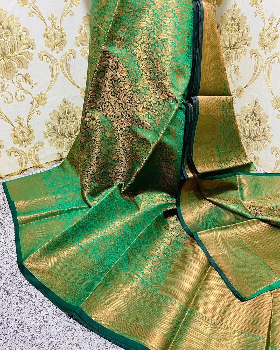 Wonderful Green Soft Banarasi Silk Saree With Quintessential Blouse Piece