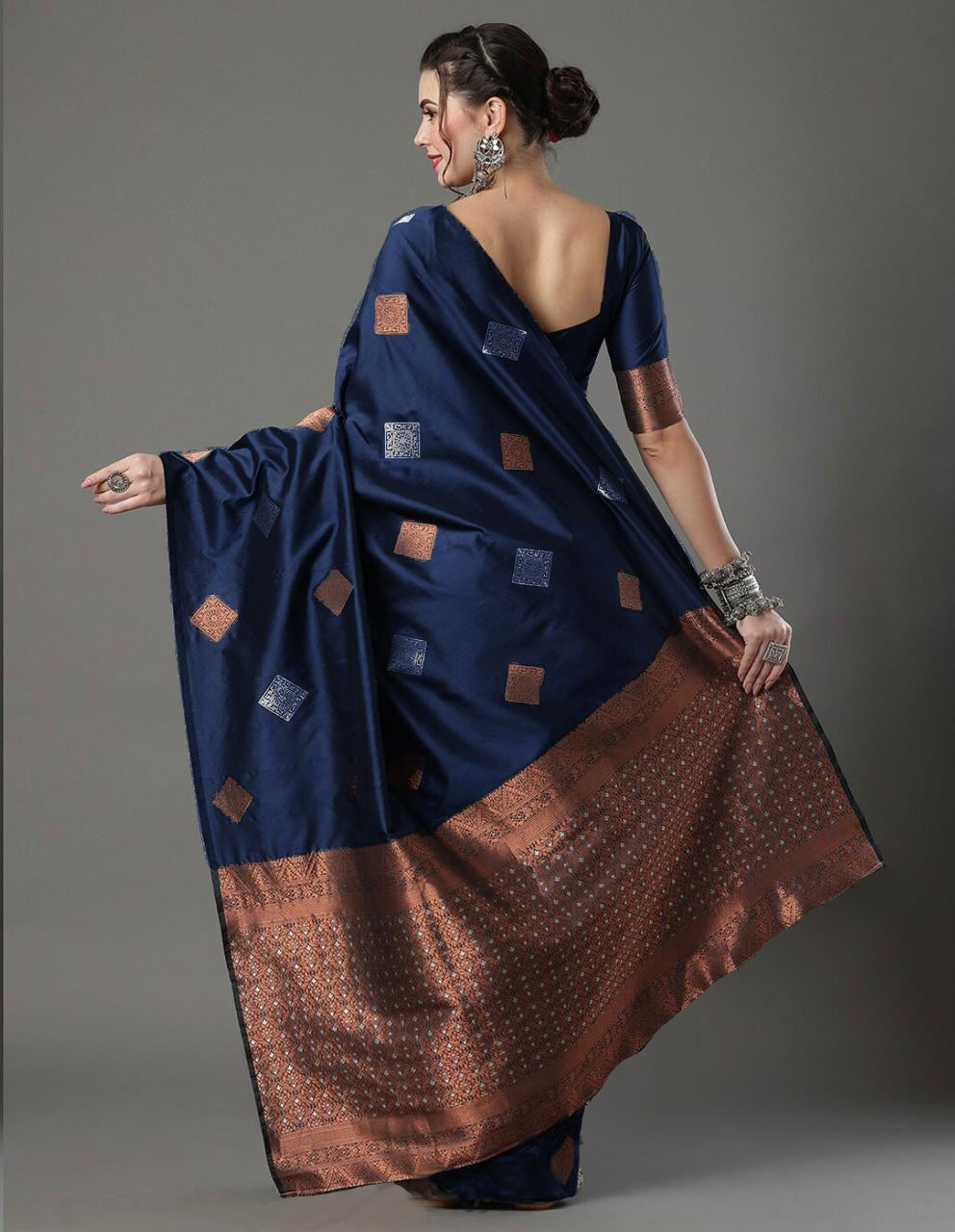 Symmetrical Navy Blue Soft Silk Saree With Splendorous Blouse Piece