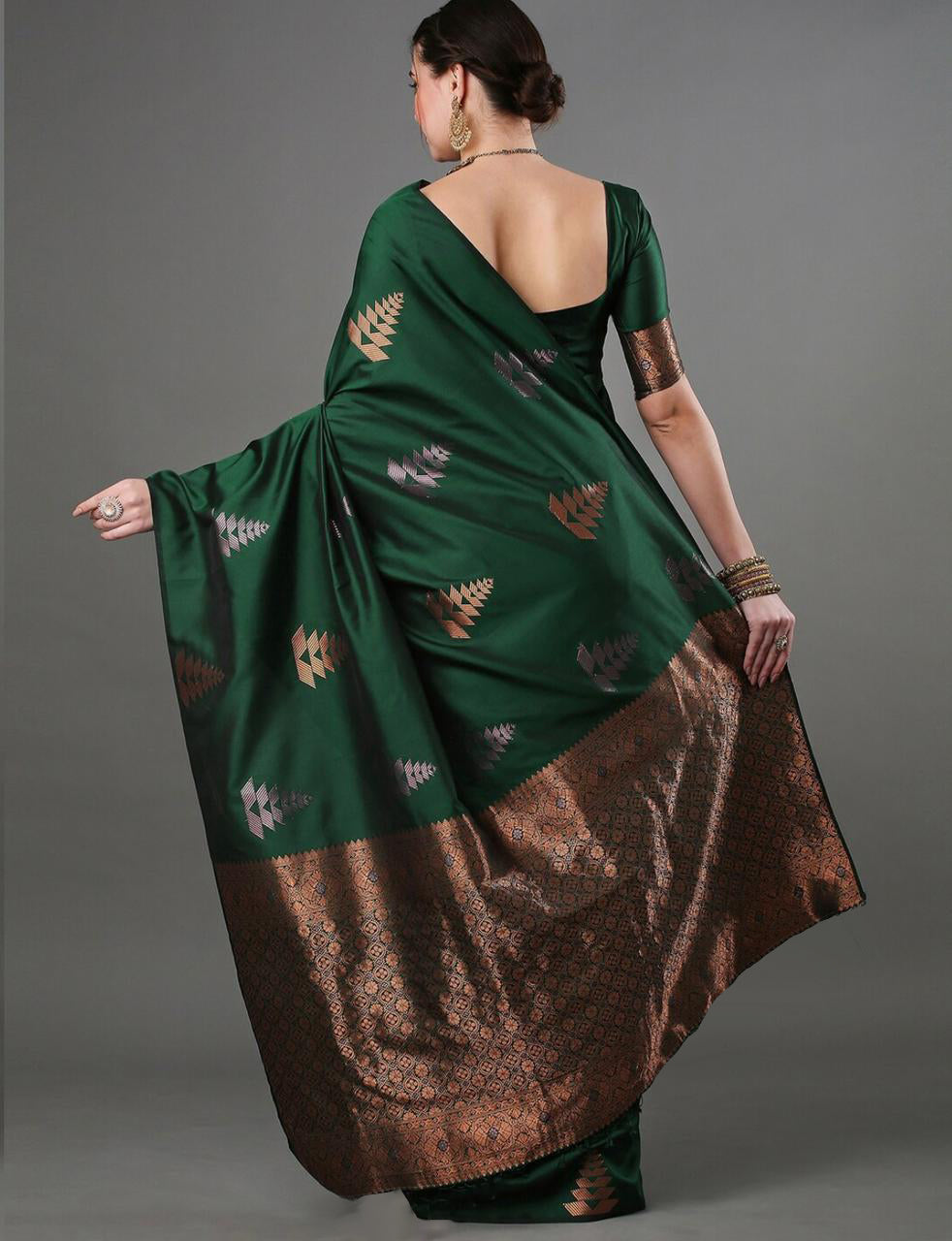 Supernal Green Soft Silk Saree With Incomparable Blouse Piece