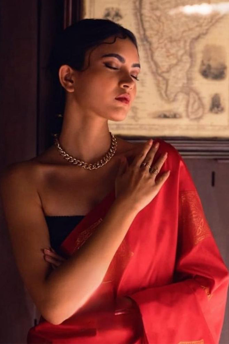 Lissome Red Soft Silk Saree With Luxuriant Blouse Piece