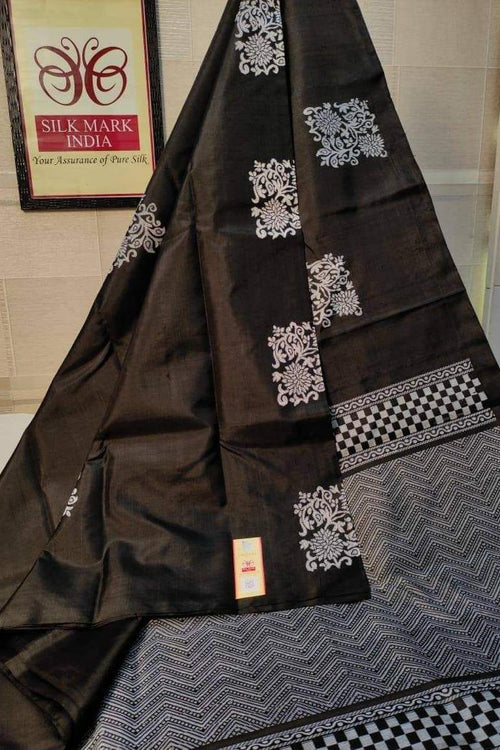 Load image into Gallery viewer, Stylish Black Soft Silk Saree With Flaunt Blouse Piece
