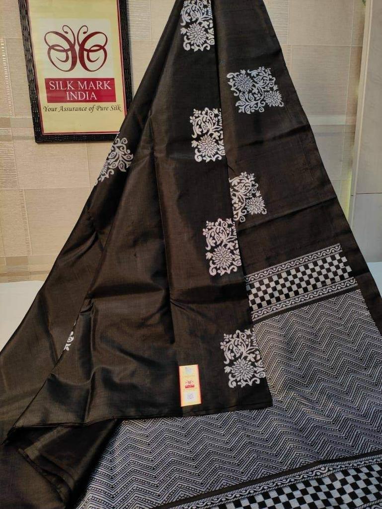 Stylish Black Soft Silk Saree With Flaunt Blouse Piece