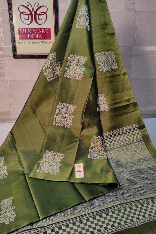 Load image into Gallery viewer, Attractive Green Soft Silk Saree With Extraordinary Blouse Piece
