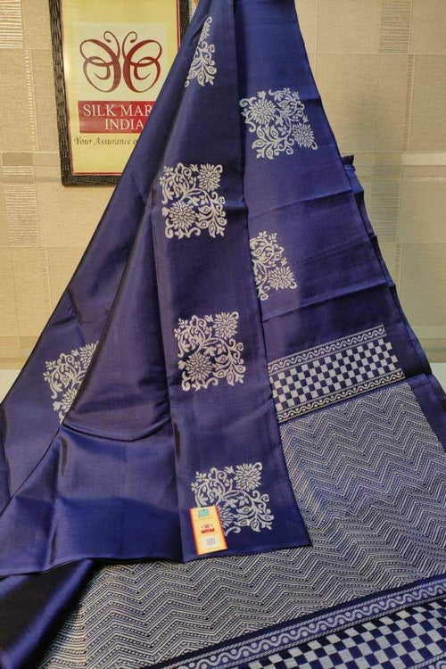 Load image into Gallery viewer, Mesmerising Navy Blue Soft Silk Saree With Gratifying Blouse Piece
