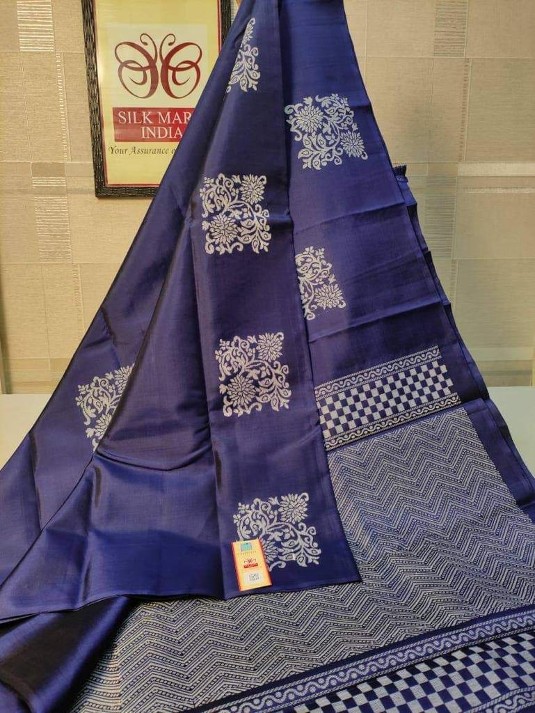 Mesmerising Navy Blue Soft Silk Saree With Gratifying Blouse Piece