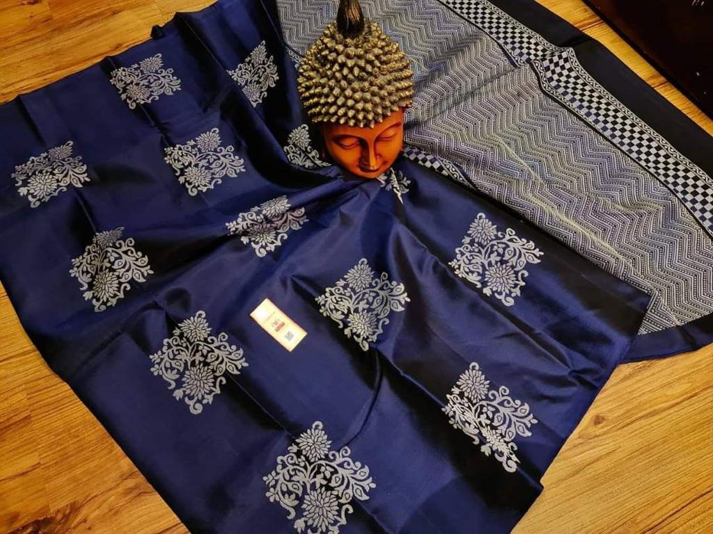 Mesmerising Navy Blue Soft Silk Saree With Gratifying Blouse Piece