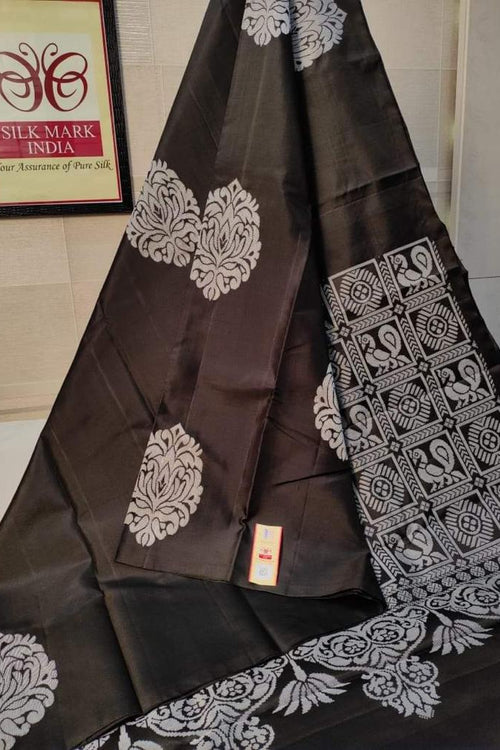 Load image into Gallery viewer, Beauteous Black Soft Silk Saree With Dalliance Blouse Piece
