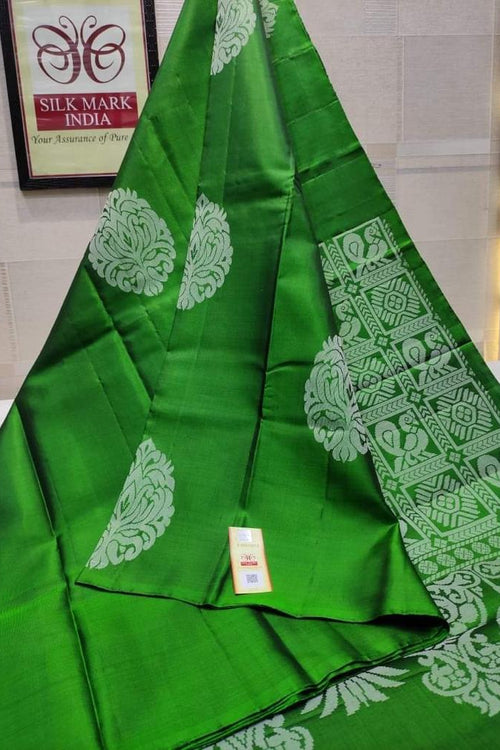 Load image into Gallery viewer, Demure Green Soft Silk Saree With Panoply Blouse Piece
