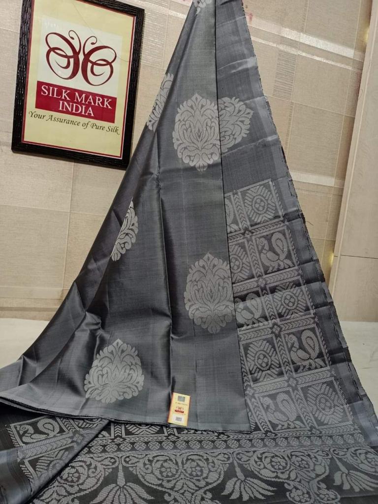 Embrocation Grey Soft Silk Saree With Ratatouille Blouse Piece