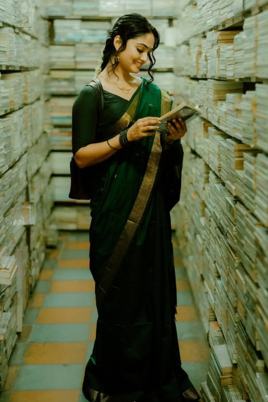 Piquant Dark Green Cotton Silk Saree With Deserving Blouse Piece