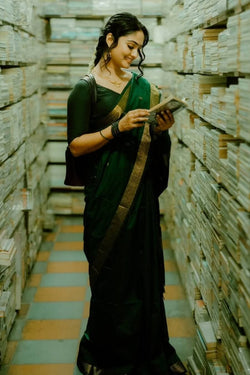 Piquant Dark Green Cotton Silk Saree With Deserving Blouse Piece
