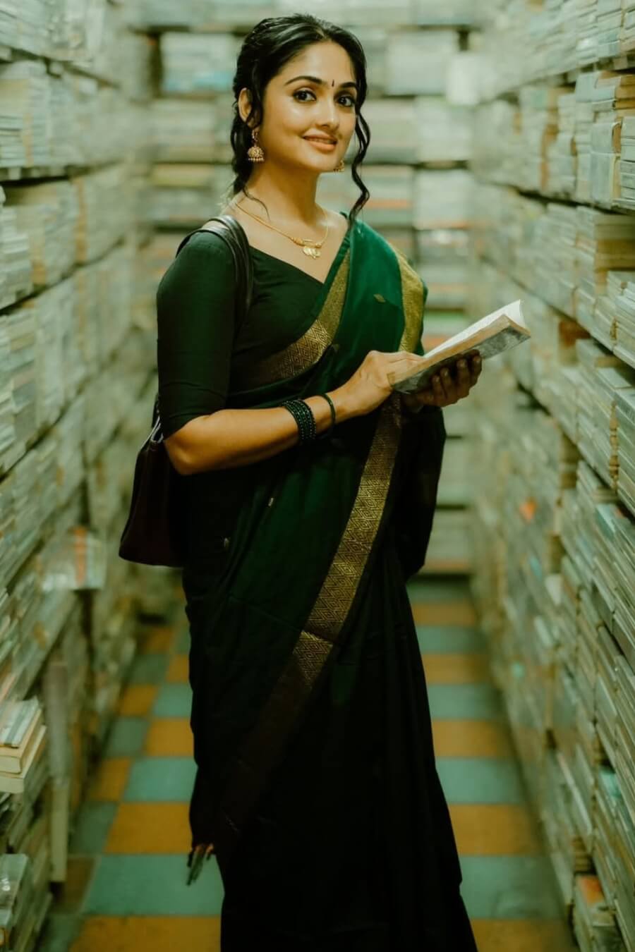 Piquant Dark Green Cotton Silk Saree With Deserving Blouse Piece