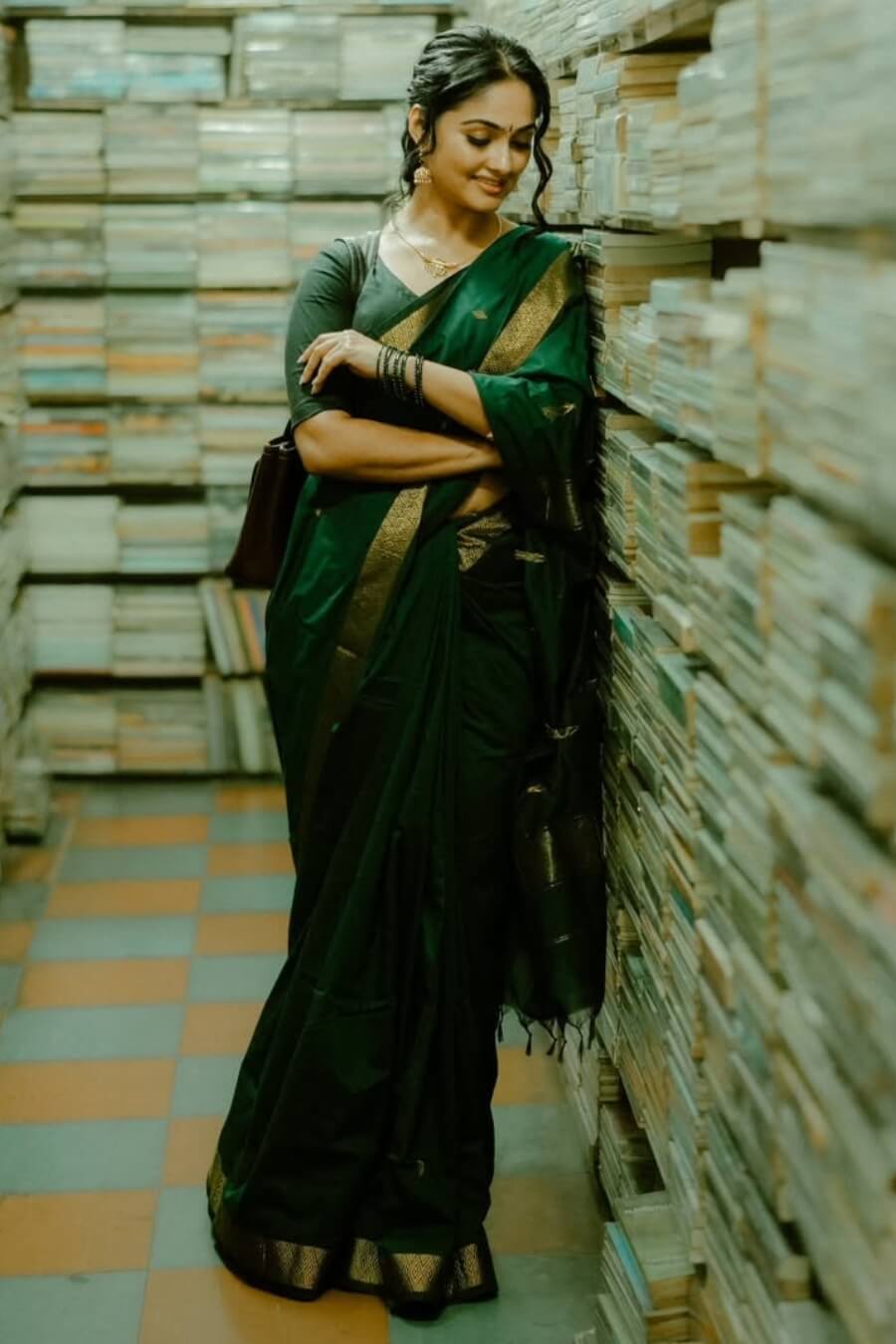 Piquant Dark Green Cotton Silk Saree With Deserving Blouse Piece