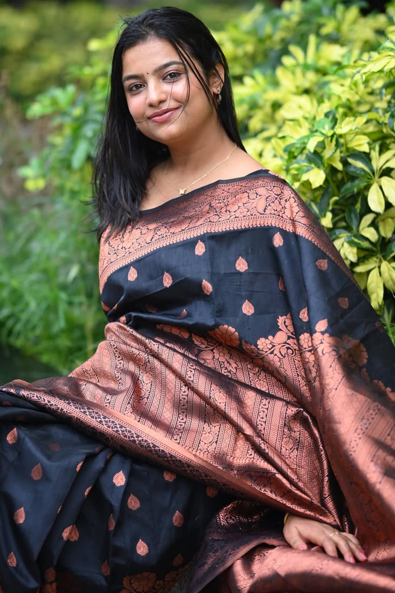 Gleaming Black Soft Silk Saree With Invaluable Blouse Piece