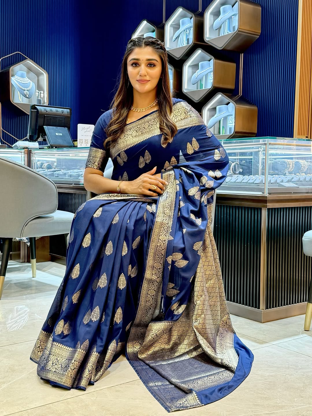 Capricious Navy Blue Soft Silk Saree With Dazzling Blouse Piece