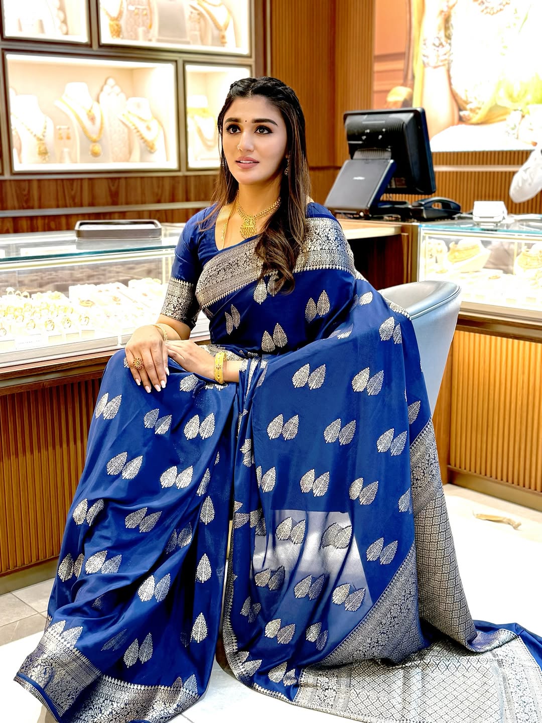 Capricious Navy Blue Soft Silk Saree With Dazzling Blouse Piece