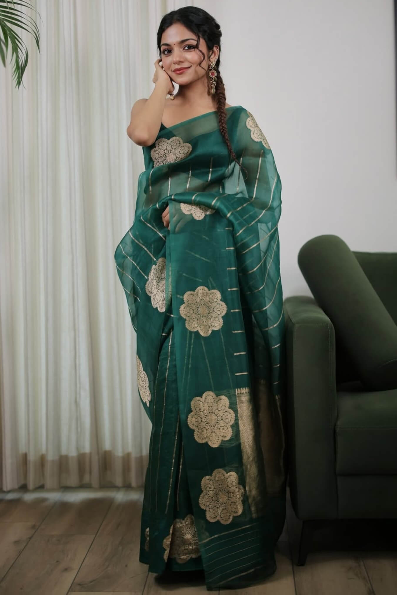 Glittering Green Linen Silk Saree With Demanding Blouse Piece