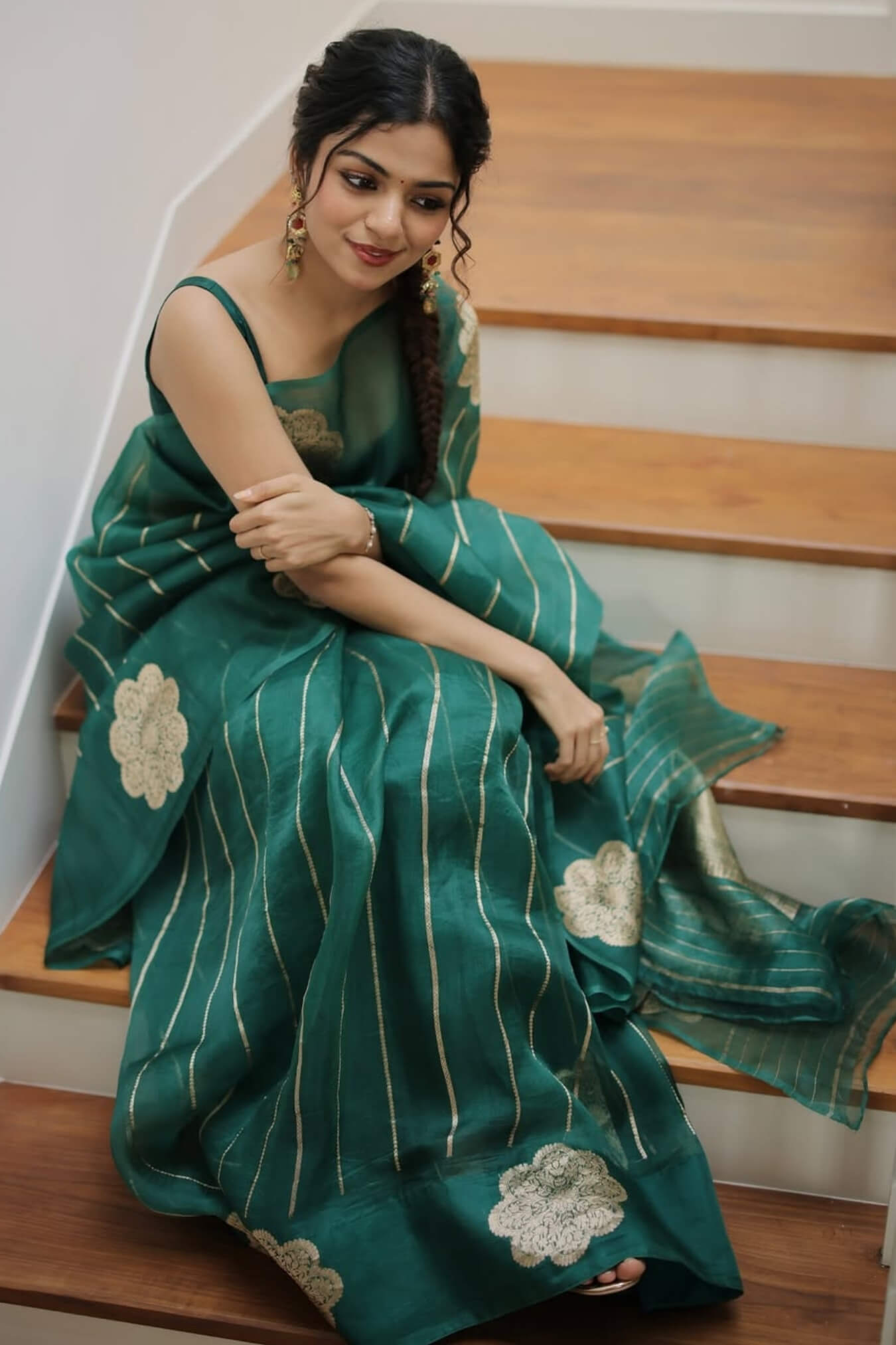 Glittering Green Linen Silk Saree With Demanding Blouse Piece